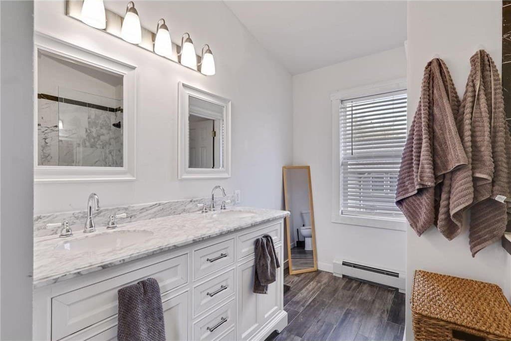 Master bath, double vanity
