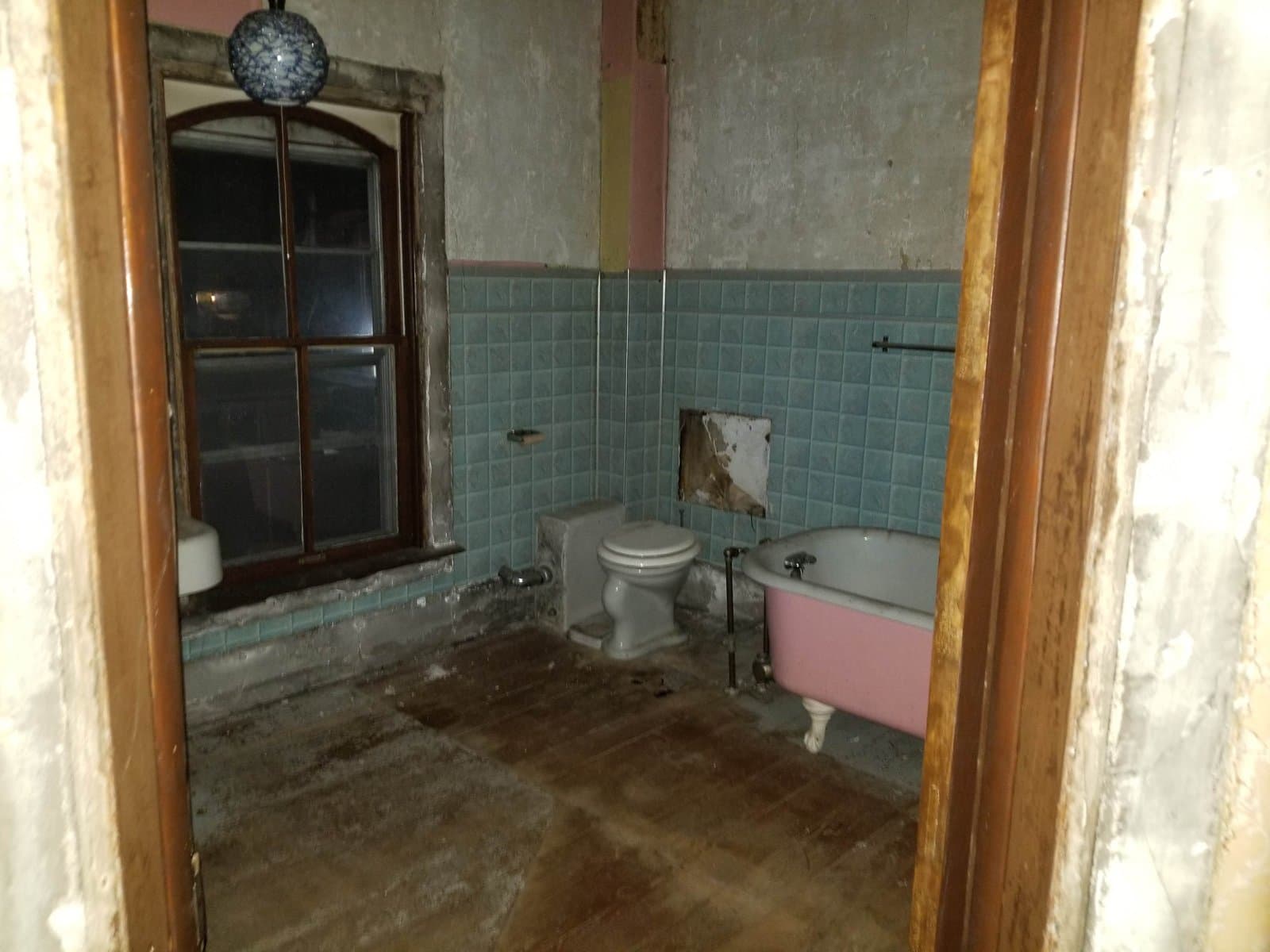 Bathroom, the other direction