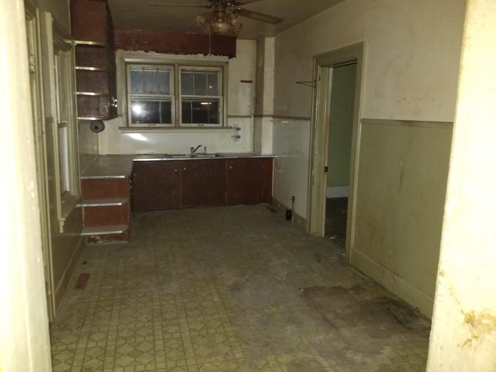 The kitchen as bought