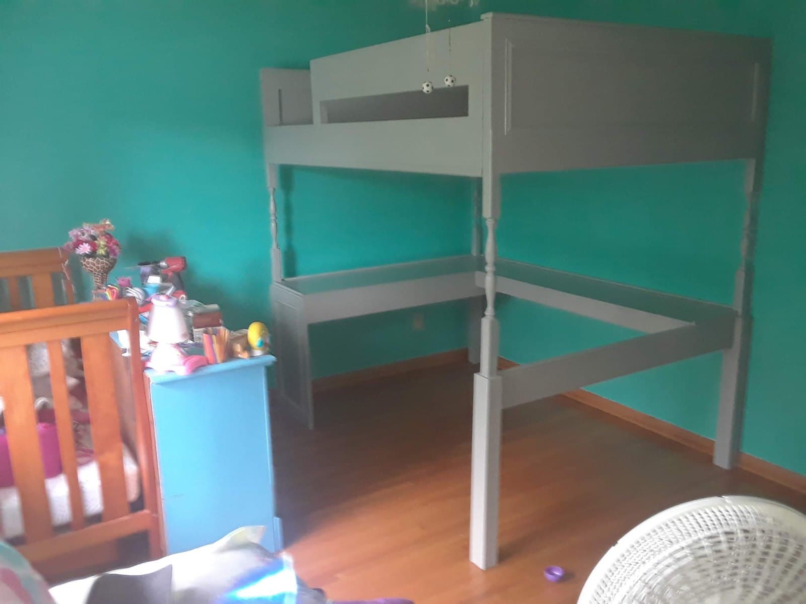 Loft bed: corner detail